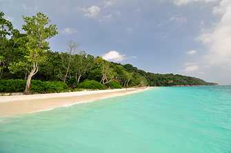ทัวร์เกาะตาชัย สิมิลัน ทะเลใส ฟ้าสวย หาดทรายขาว